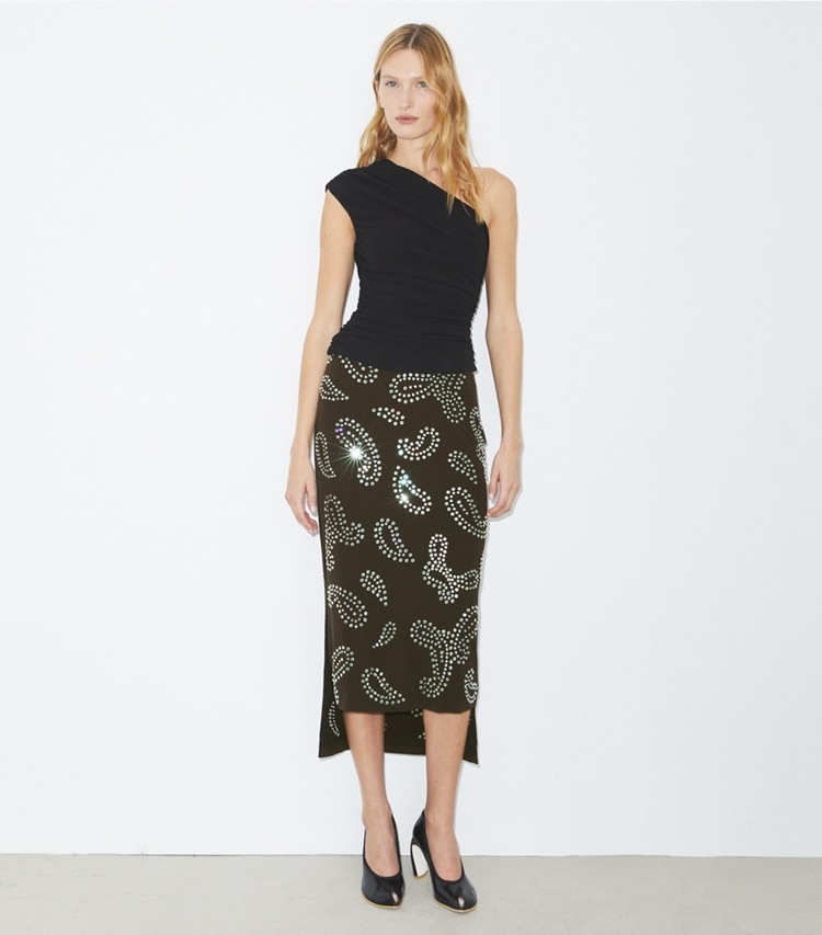 Tory Burch diseñador prendas inferiores Falda de viscosa con adornos en Chocolate frente en modelo