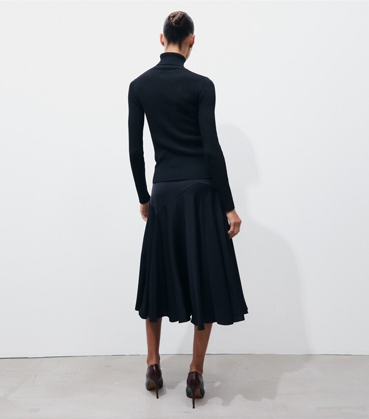 Tory Burch diseñador prendas de abajo Falda de viscosa en BLACK parte posterior en modelo