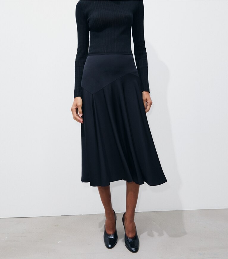 Tory Burch diseñador prendas de abajo Falda de viscosa en BLACK detalle en modelo