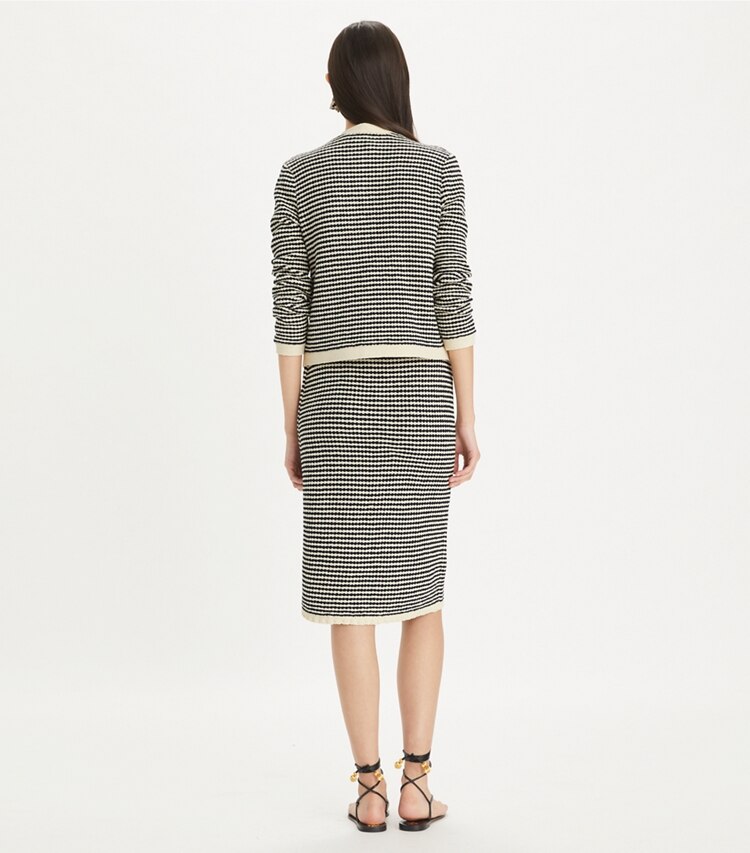 Tory Burch diseñador prendas inferiores Falda midi de algodón a rayas con pespuntes en Medium Navy / French Cream en el modelo (espalda)