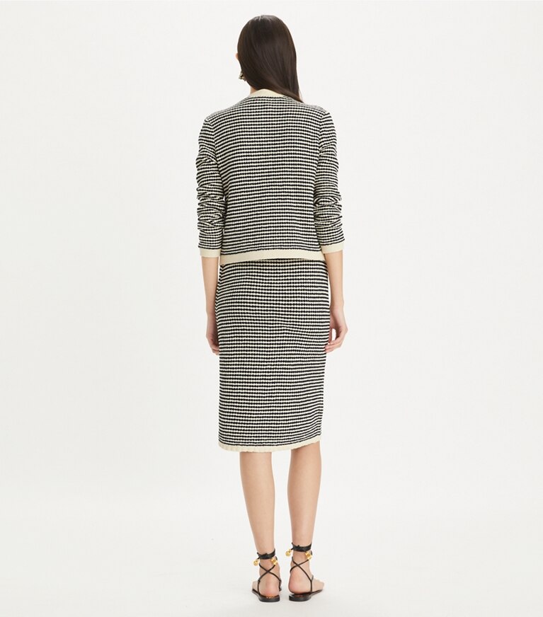 Tory Burch diseñador prendas inferiores Falda midi de algodón a rayas con pespuntes en Medium Navy / French Cream en el modelo (espalda)