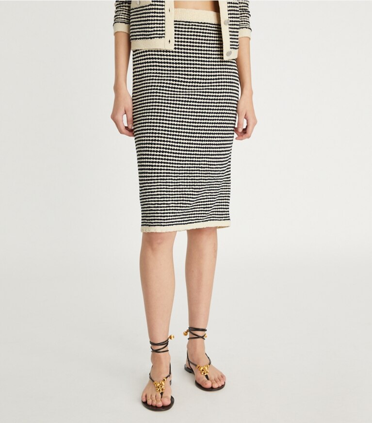 Tory Burch diseñador prendas inferiores Falda midi de algodón a rayas con pespuntes en Medium Navy / French Cream en el modelo (detalle)