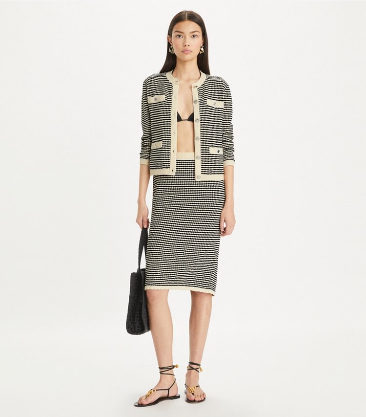 Tory Burch diseñador prendas inferiores Falda midi de algodón a rayas con pespuntes en Medium Navy / French Cream en el modelo (frente)