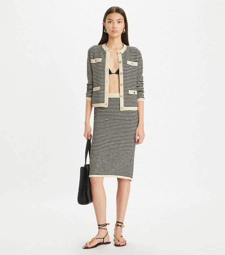 Tory Burch diseñador prendas inferiores Falda midi de algodón a rayas con pespuntes en Medium Navy / French Cream en el modelo (frente)