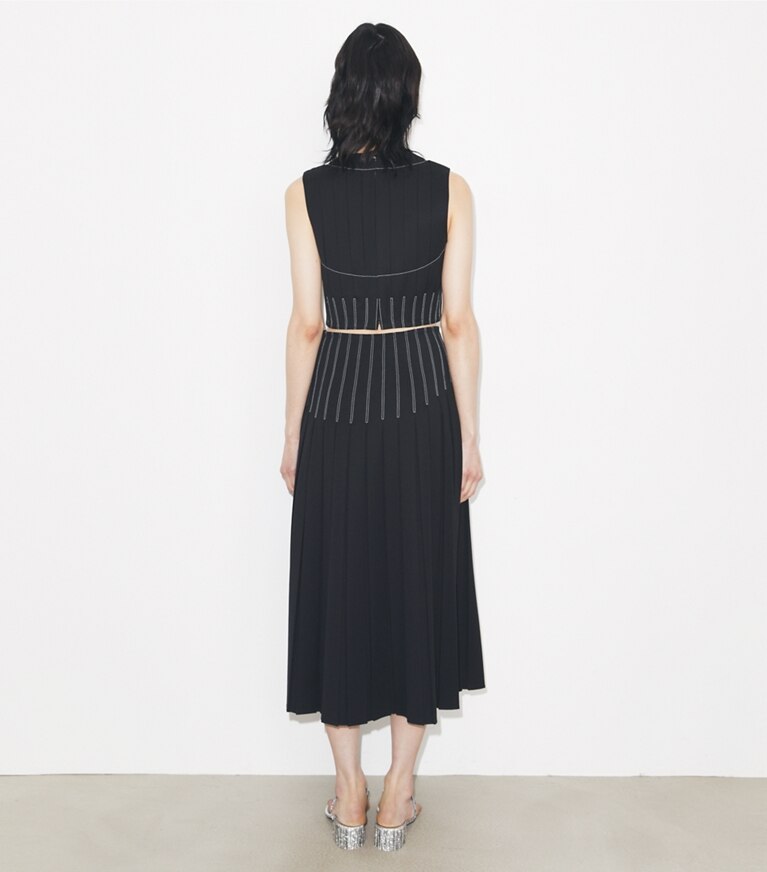Tory Burch diseñador prendas inferiores Falda plisada de sarga de lana en Black parte posterior en modelo