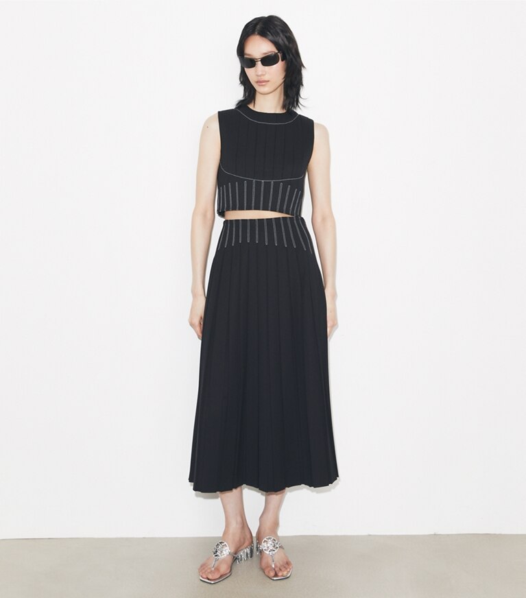 Tory Burch diseñador prendas inferiores Falda plisada de sarga de lana en Black frente en modelo