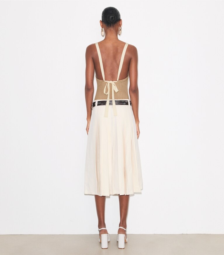 Tory Burch diseñador prendas inferiores Falda plisada en Cream parte posterior en modelo