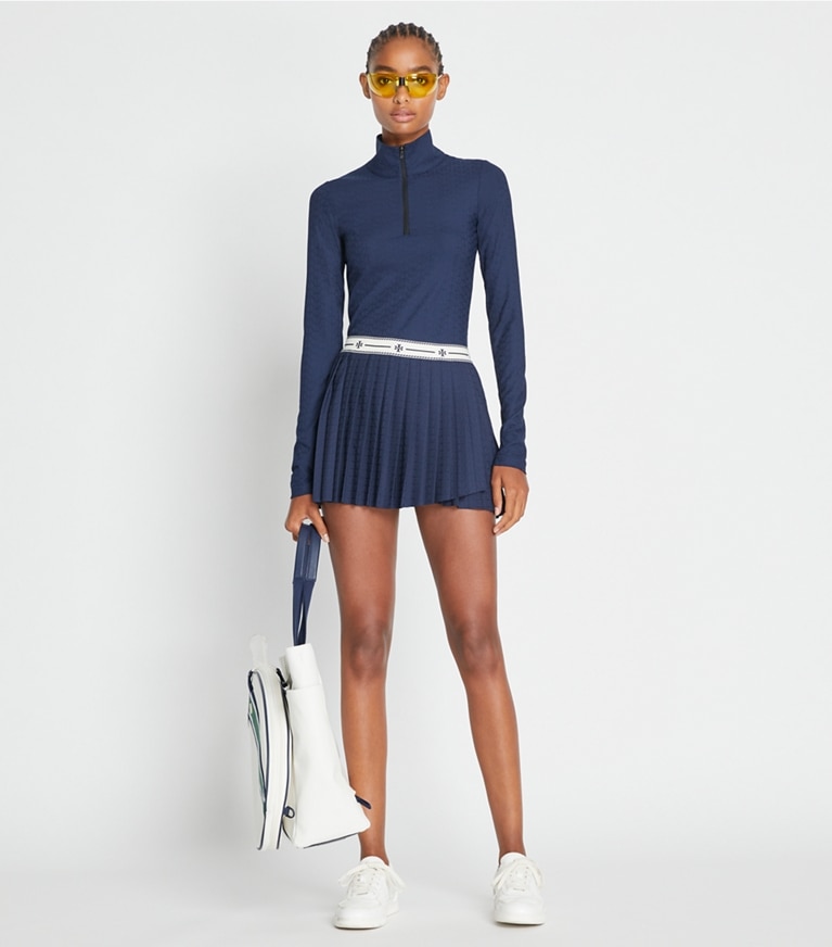 Tory Sport diseñador prendas inferiores Falda superpuesta plisada de punto técnico jacquard en Tory Navy en el modelo (frente)