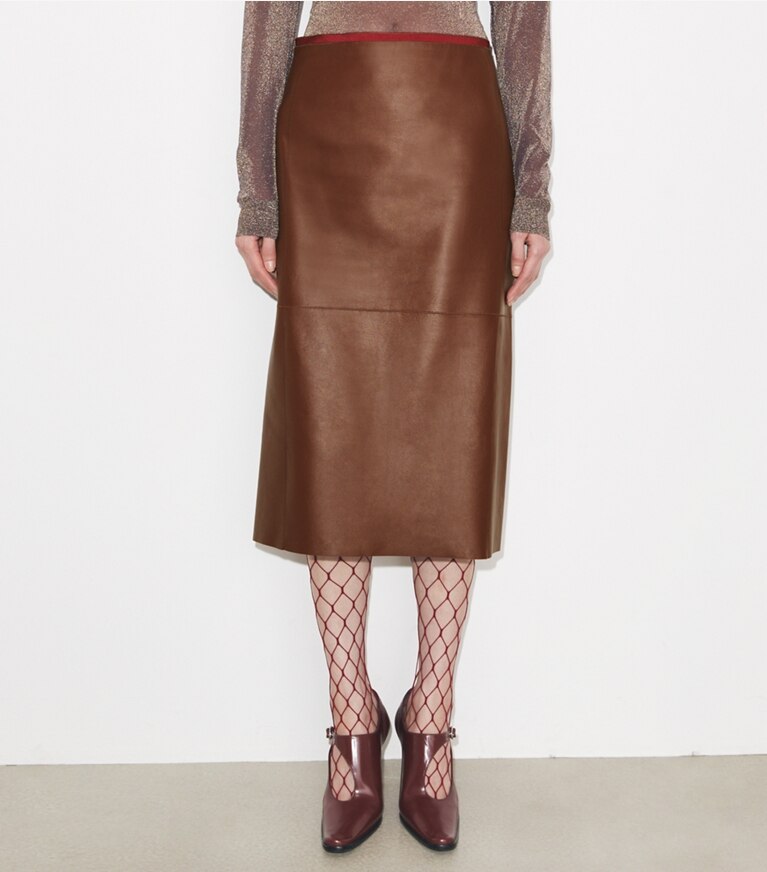 Tory Burch diseñador prendas inferiores Falda tubo de cuero en Rich Mahogany detalle en modelo