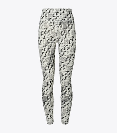 Tory Sport designer unterteile Federleichte 7/8-Leggings mit hohem Bund und Print in New Ivory Distressed Pixelated Logo front