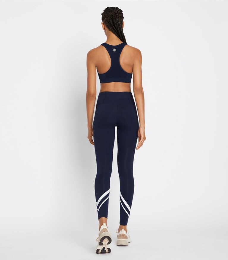Tory Burch designer unterteile Federleichte Chevron-Leggings mit hohem Bund in Tory Navy / Snow White on model back