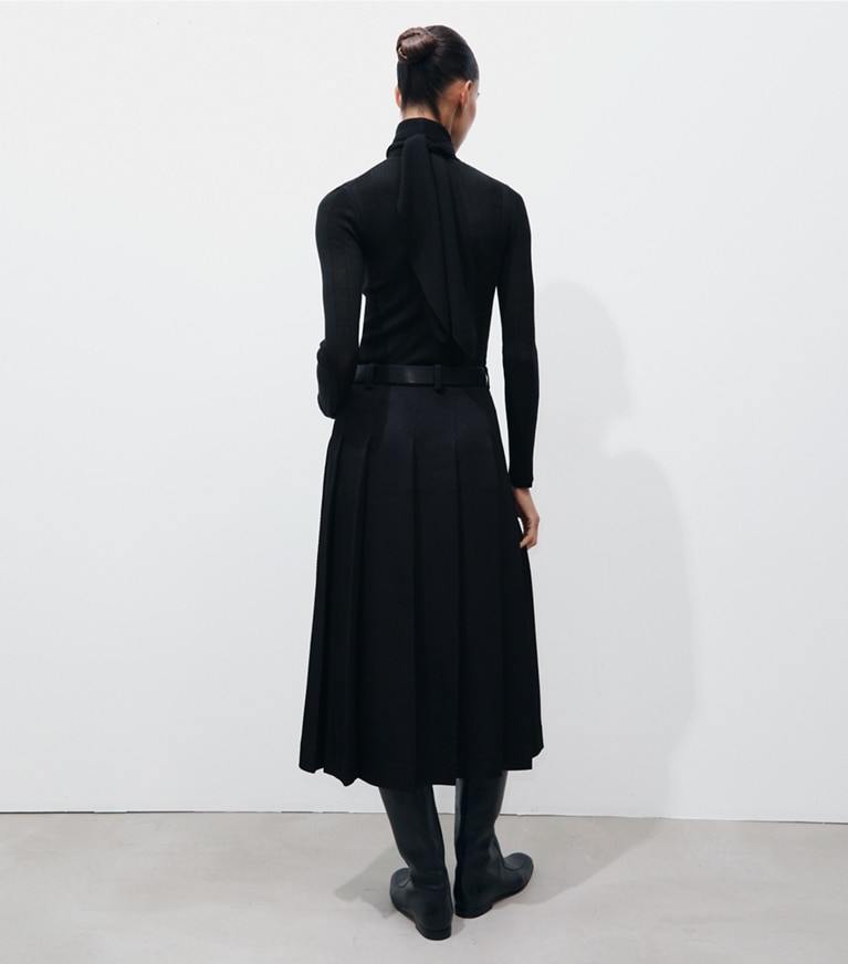 Tory Burch designer strickware Fein gerippter Pullover mit Bindedetail vorne in Black on model back