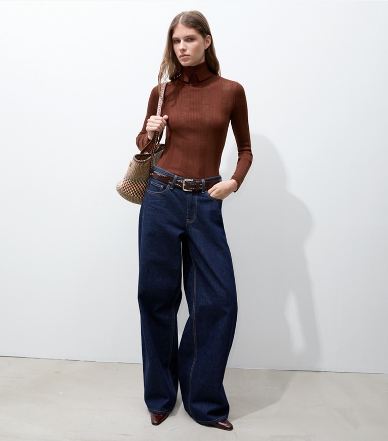 Tory Burch designer strickware Fein gerippter Rollkragenpullover in Rich Mahogany additional on model