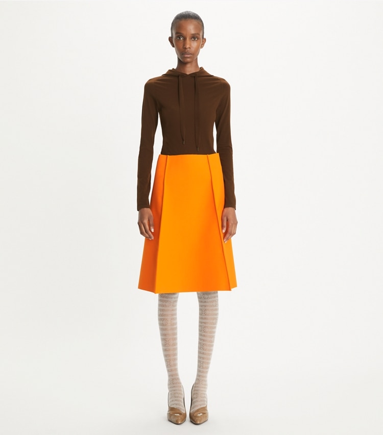 Tory Burch designer maglioni Felpa con cappuccio in nylon in Cozy Brown parte anteriore su modella