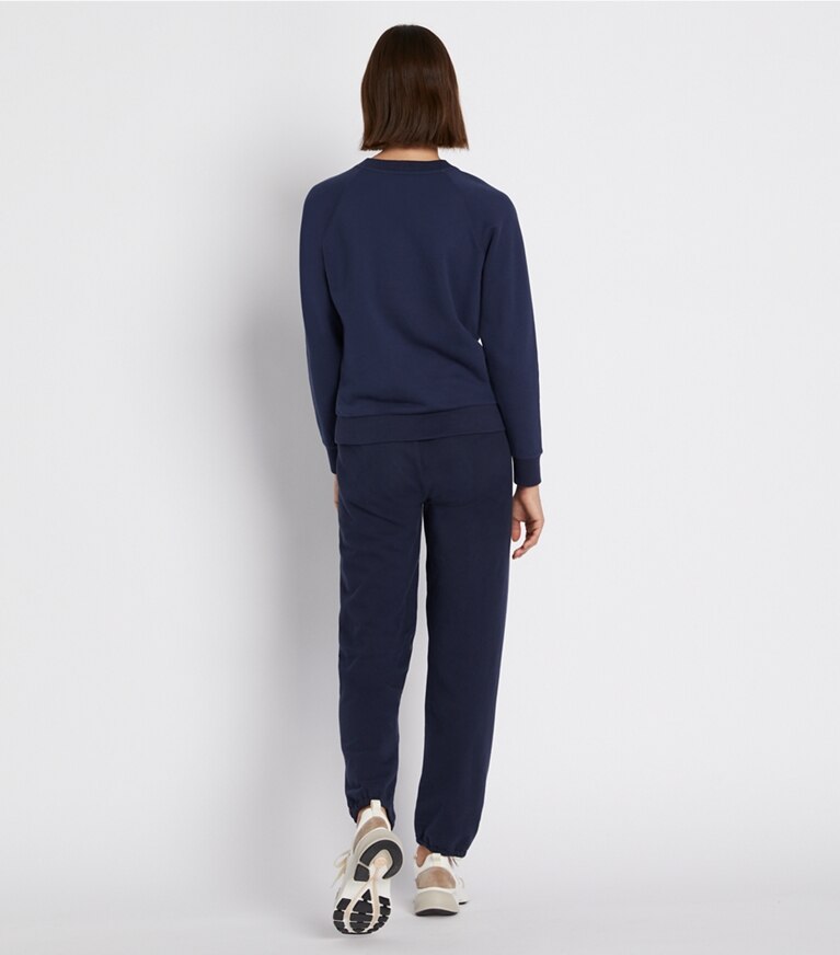 Tory Sport diseñador suéteres Felpa francesa con cuello redondo raglán en Tory Navy en el modelo (espalda)