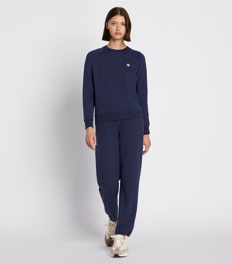 Tory Sport diseñador suéteres Felpa francesa con cuello redondo raglán en Tory Navy en el modelo (frente)