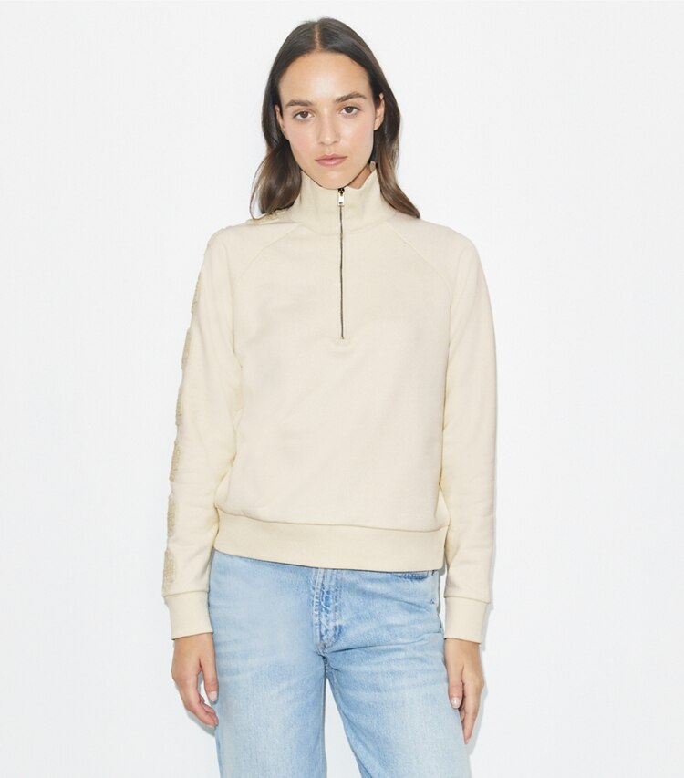 Tory Burch designer maglioni Felpa in spugna di cotone con mezza zip e manica con logo in New Ivory / New Ivory on model detail