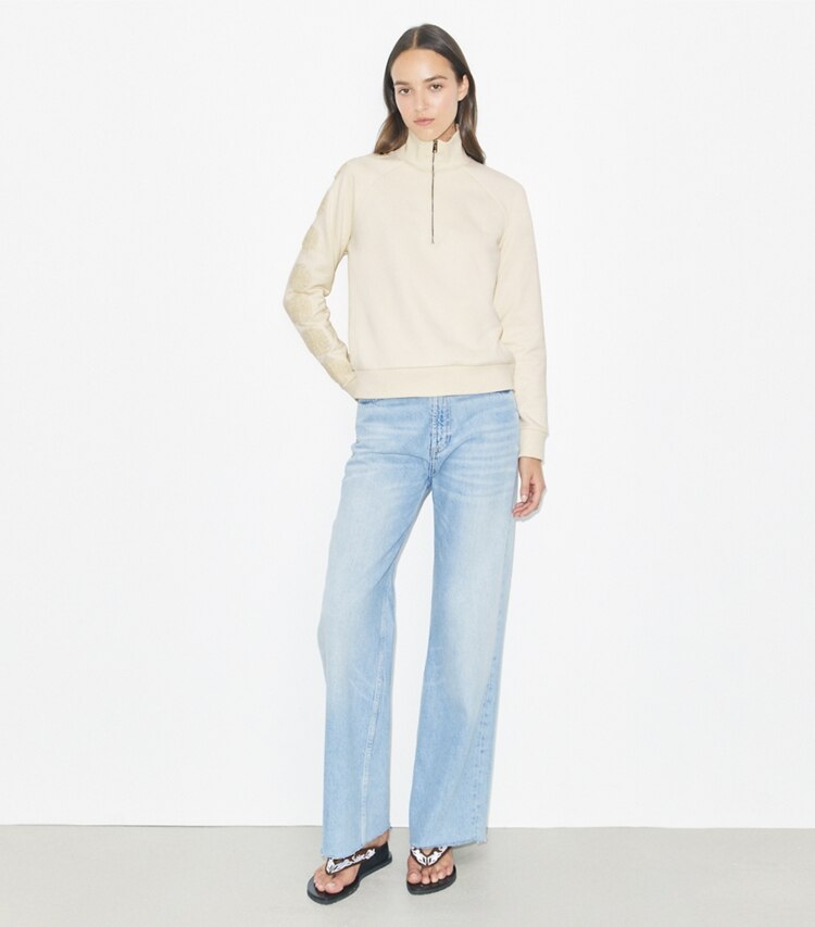 Tory Burch designer maglioni Felpa in spugna di cotone con mezza zip e manica con logo in New Ivory / New Ivory parte anteriore su modella