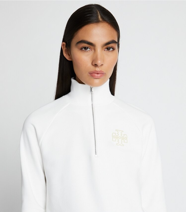Tory Burch designer maglioni Felpa in spugna di cotone pesante e calda con mezza zip in Snow White on model detail