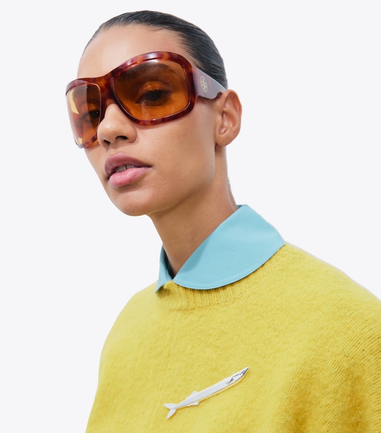 Tory Burch designer lunettes Fh'26 Runway Wrap dans GREEN MARBLE/DARK GREY accessoire sur le modèle