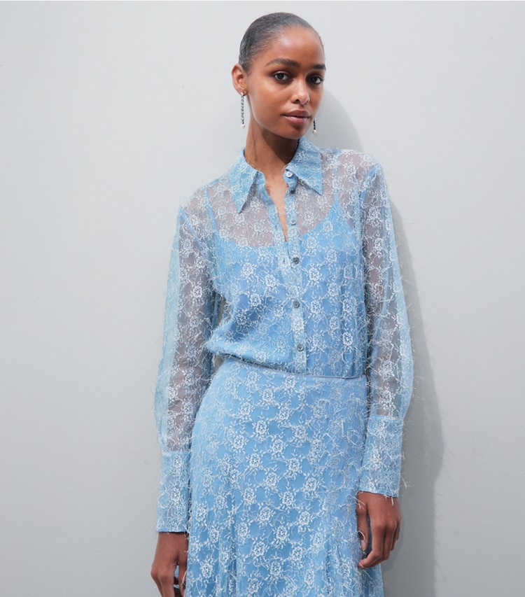Tory Burch designer oberteile Fil-Coupé-Hemd mit Chantilly-Spitze in Blue Porcelain on model detail