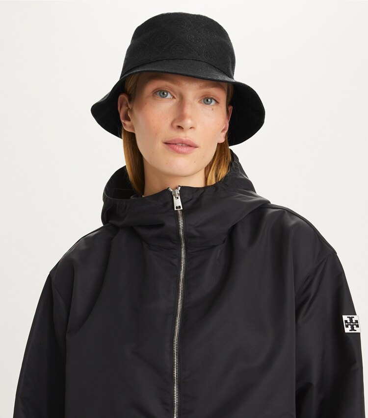 Tory Burch designer mützen Fischerhut mit T-Monogramm in Black accessory on model