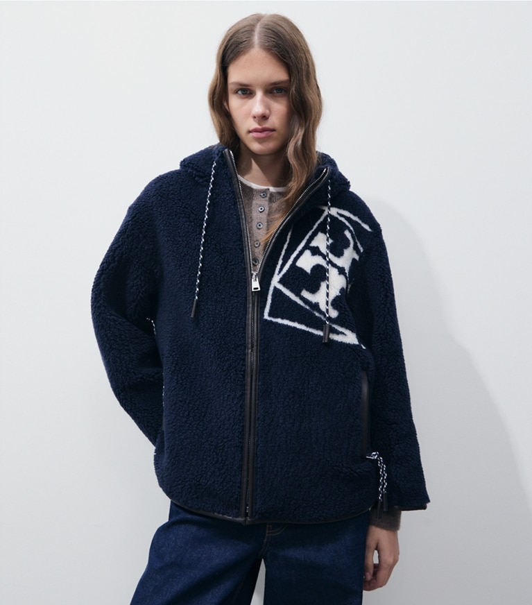 Tory Burch designer mäntel Fleecejacke mit Logo in Medium Navy on model detail