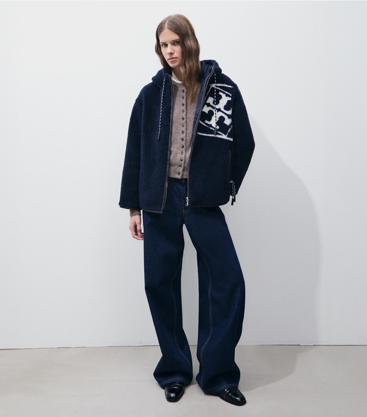 Tory Burch designer mäntel Fleecejacke mit Logo in Medium Navy modell von vorn