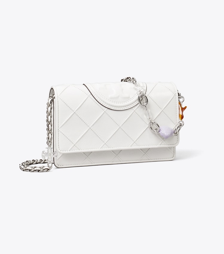 Tory Burch designer kleine taschen Fleming Crossbody Bag mit Anhänger und Kettenriemen in Cirrus Cloud angle