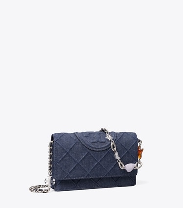 Tory Burch designer クロスボディバッグ フレミング デニム チャーム チェーンウォレット クロスボディバッグ in Blue angle
