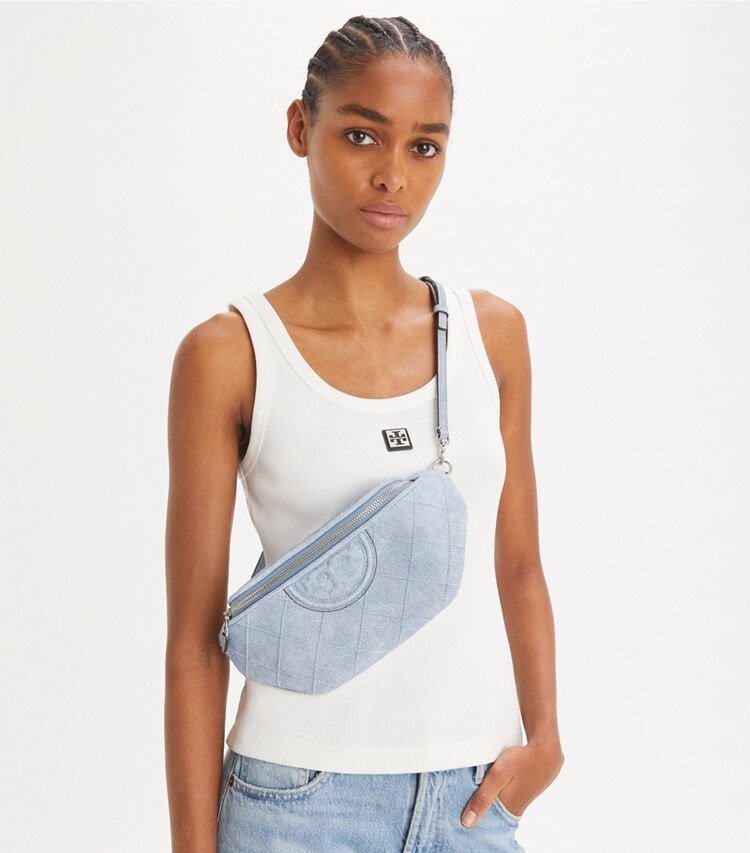 Tory Burch designer ベルトバッグ フレミング デニムプリント スエード ベルトバッグ in Denim accessory on model