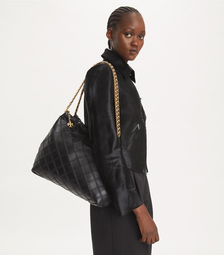 Tory Burch designer ホーボーバッグ フレミング ドローストリングバッグ in Black accessory on model