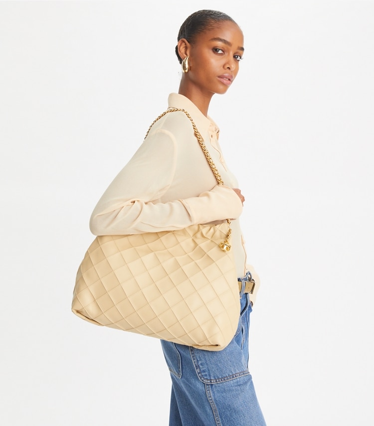 Tory Burch designer ホーボーバッグ フレミング ドローストリングバッグ in Vanilla Soft Serve accessory on model