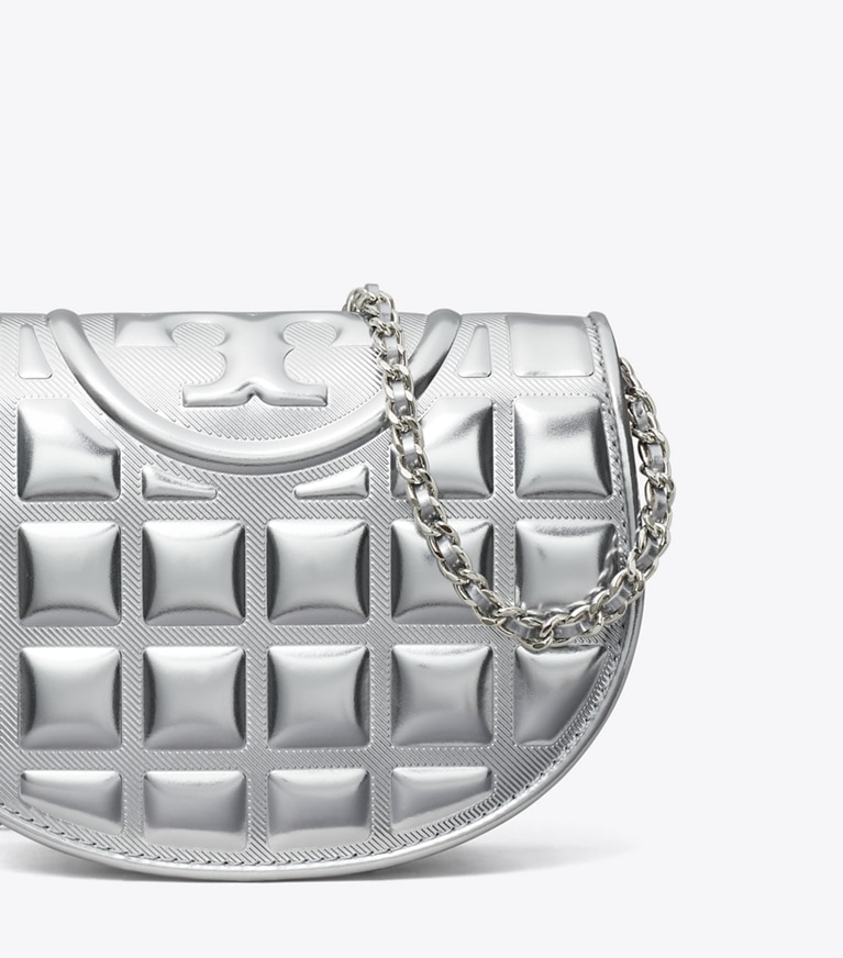 Tory Burch designer kleine taschen Fleming Mini-Geldbörse in Metallic mit Quadratsteppung und Kettenriemen in Silver angle
