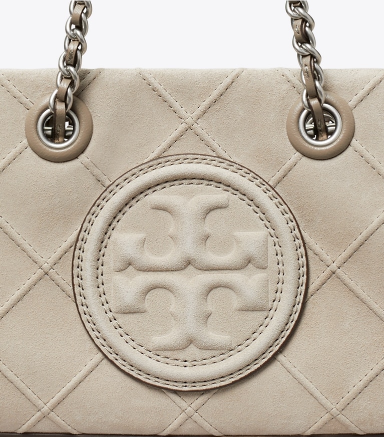 Tory Burch designer crossbody bags Fleming Mini Tote Bag mit weichem Lammfell und Kettenriemen in Cotton Grey detail