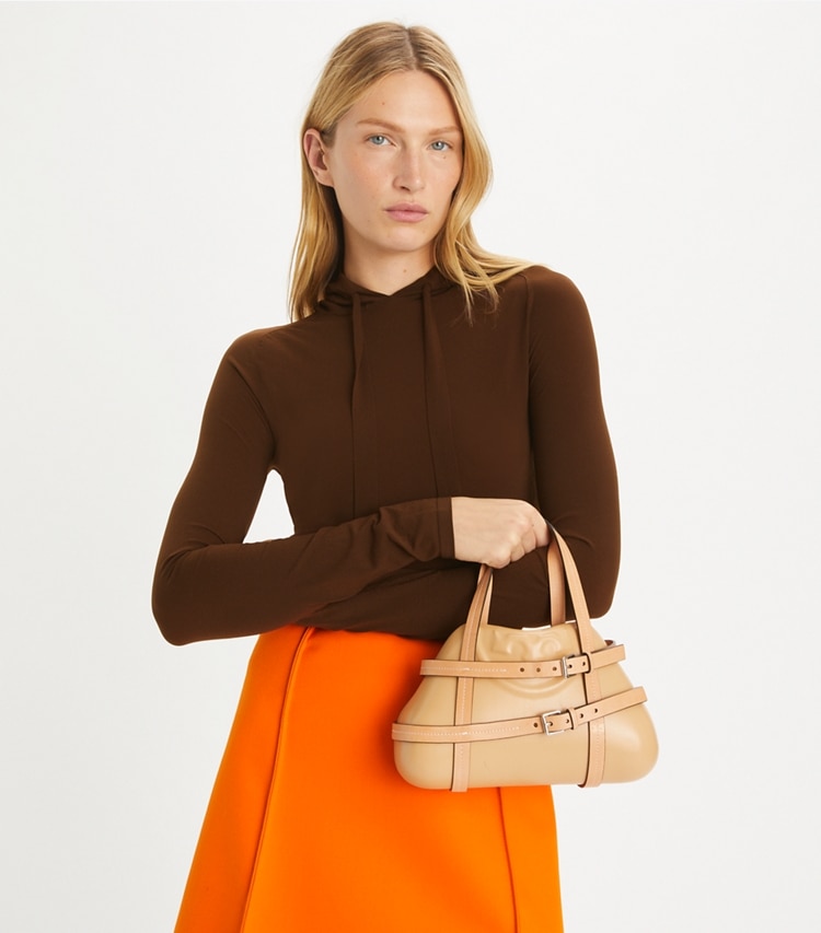 Tory Burch designer クラッチ フレミング モールドバッグ in Beige Rock accessory on model
