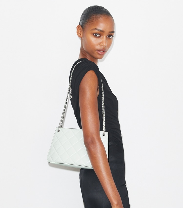 Tory Burch designer sacs porté épaule Fleming Pochette in Blanc accessory on model