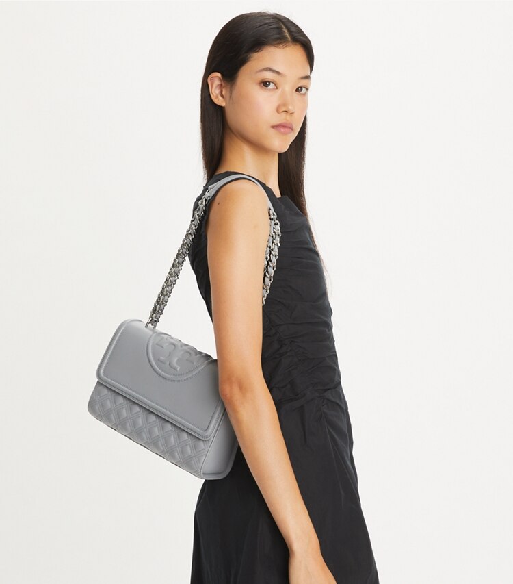 Tory Burch designer sacs porté épaule Fleming Polished-Grain Convertible Shoulder Bag in Blue Jade accessory on model