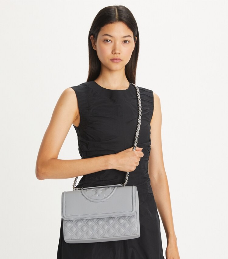 Tory Burch designer sacs porté épaule Fleming Polished-Grain Convertible Shoulder Bag in Blue Jade additional on model