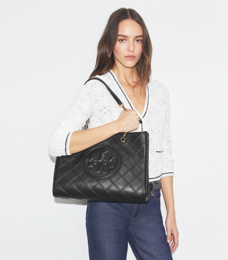 Tory Burch designer トートバッグ フレミング ソフト チェーントート in Black accessory on model