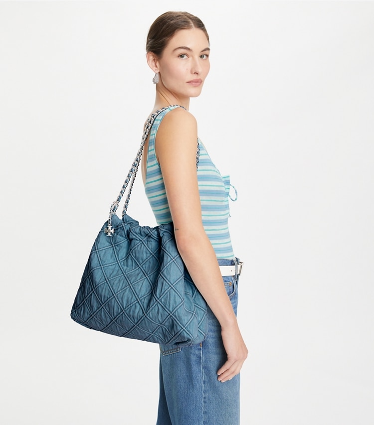 Tory Burch designer ホーボーバッグ フレミング ソフトデニム ホーボーバッグ in Denim accessory on model