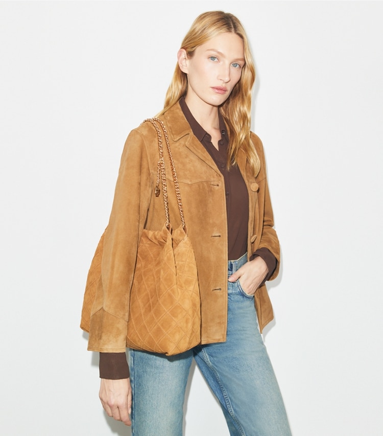 Tory Burch designer ホーボーバッグ フレミング ソフトスエード ホーボーバッグ in CHICORY BROWN accessory on model