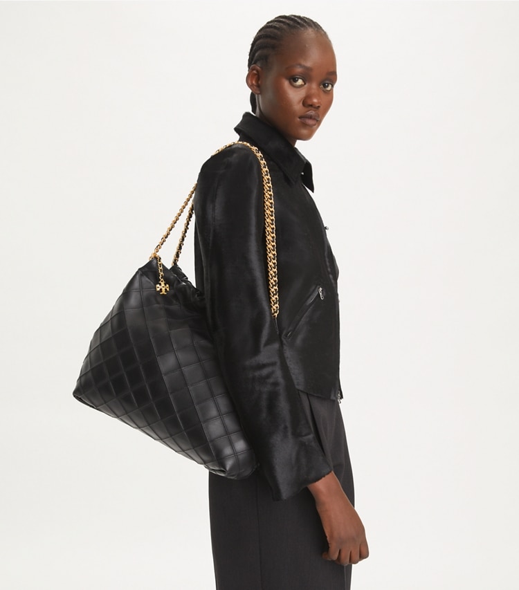 Tory Burch designer hobo bags Fleming Tasche mit Tunnelzug in Black accessory on model