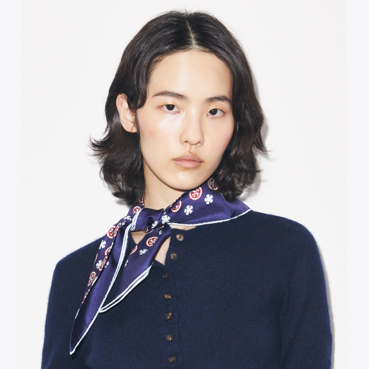Tory Burch - 総額10万高級カジュアルセット Tory Burch 花びらフリルロゴTシャツ Floral Logo Triangle Scarf: Women's Designer Scarves | Tory Burch