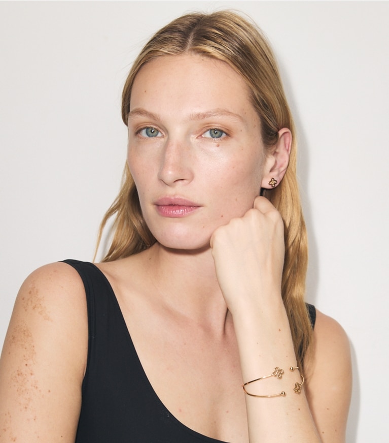 Tory Burch designer armbänder Forget Me Not Armspange in Tory Gold accessory on model
