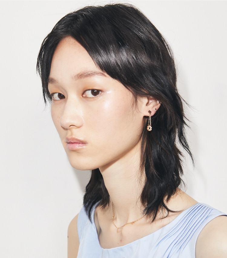 Tory Burch designer ネックレス フォーゲットミーノット チャームネックレス in Tory Gold accessory on model