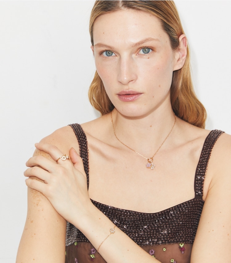 Tory Burch designer anelli Forget Me Not Charm Ring in Tory Gold / Mother of Pearl accessory on model