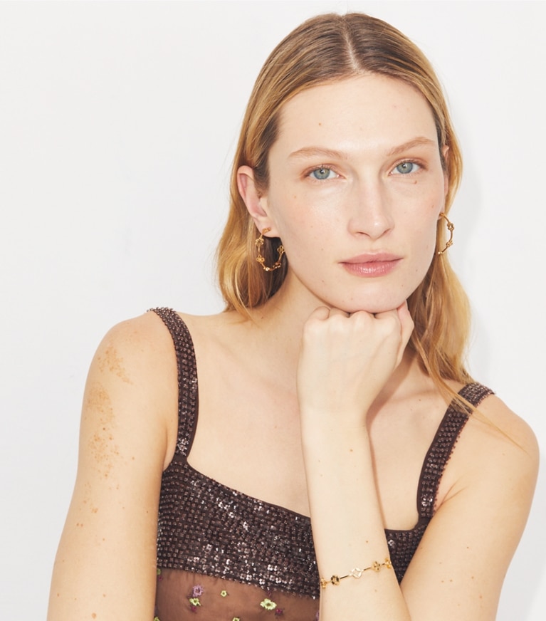 Tory Burch designer イヤリング＆ピアス フォーゲットミーノット フープピアス in Tory Gold accessory on model