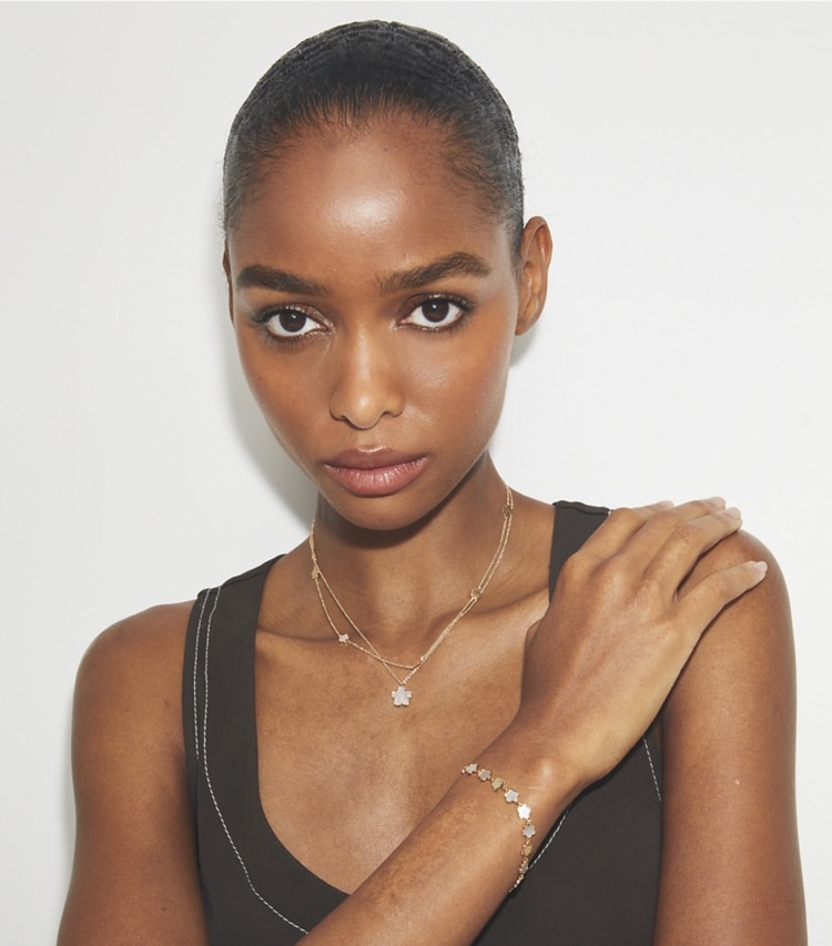 Tory Burch designer ネックレス レイヤード フラワー ペンダント ネックレス in Tory Gold / Mother of Pearl accessory on model