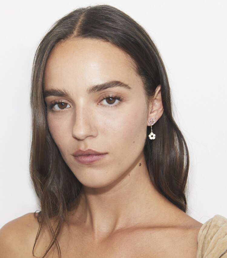Tory Burch designer イヤリング＆ピアス キラ クローバー リニア ピアス in Tory Gold / Pink accessory on model